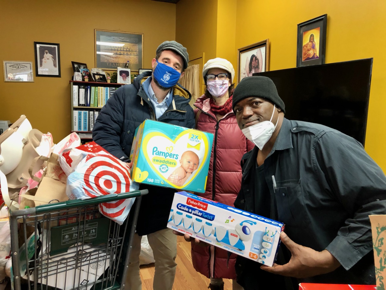Rabbi-Glick-Making-Donations